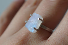 Afbeelding in Gallery-weergave laden, Ruwe Regenboog Maansteen ring