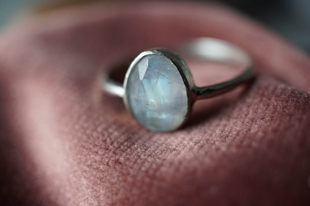 Maansteen ring (rose cut)