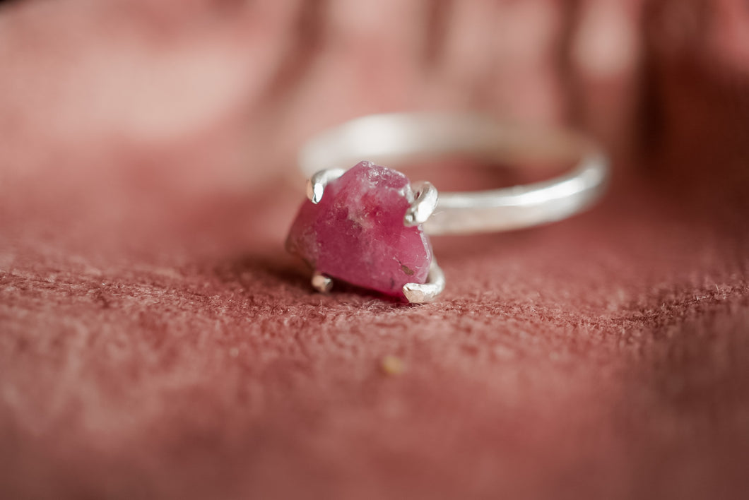 Ruwe Robijn ring