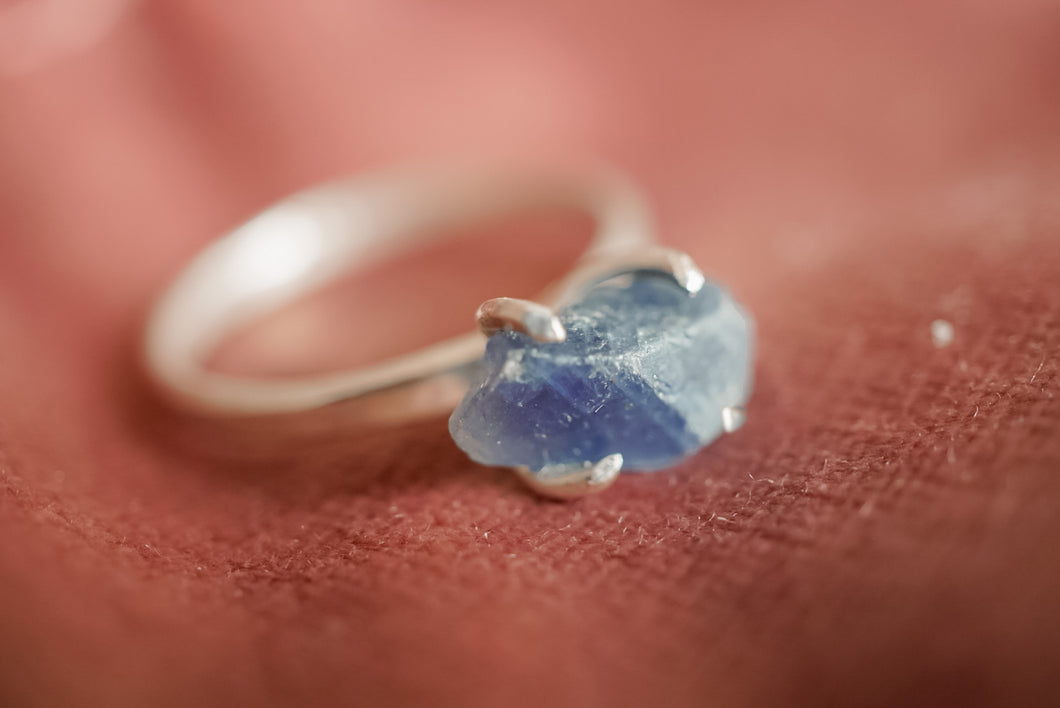 Ruwe Saffier ring